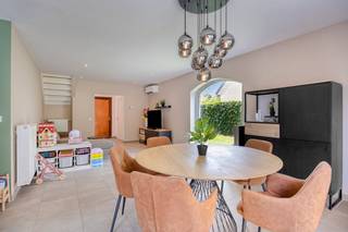 Op zoek naar een recente, energiezuinige en instapklare gezinswoning? Dan zal deze stijlvolle halfopen bebouwing uit 2017 u zeker bekoren.<br /><br />Gelegen in een doodlopende straat in Oostakker, met een park op het einde van de straat en zonder achterburen. Scholen, winkels, openbaar vervoer en belangrijke invalswegen bevinden zich vlakbij.<br /><br />Via de inkomhal met vestiaire op maat en gastentoilet bereikt u de lichtrijke leefruimte. Het open vloerplan verbindt woonkamer, eetplaats en moderne keuken tot een aangenaam geheel. Aansluitend vindt u een praktische berging en toegang tot de inpandige garage.<br /><br />Op de verdieping bevinden zich drie ruime slaapkamers, een moderne badkamer en een extra berging. De ruime zolderverdieping biedt bovendien tal van mogelijkheden voor extra slaapkamers, een bureau of hobbyruimte.<br /><br />Ook op energetisch vlak scoort deze woning uitstekend met EPC-label A, 10 zonnepanelen, airconditioning en driedubbele beglazing.<br /><br />Buiten geniet u van een ruim terras en een perceel van 412 m² met voldoende ruimte om te ontspannen, spelen of gezellig samen te zijn.<br /><br />Een ideale gezinswoning die comfort, ruimte, energiezuinigheid en een uitstekende ligging perfect combineert.<br /><br />De algemene voorwaarden van Dewaele DIY kunt u steeds raadplegen via dewaele.com.<br /><br />Bestuursmaatregelen in het maatregelenregister: nee