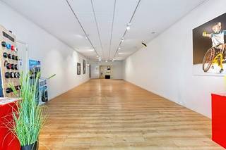 Bedrijfsgebouw met 2 verdiepingen opgedeeld in showroom, kantoren en atelierruimte met 2 keer een oppervlakte van ca. 317 m² te koop in...