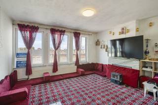<p>Situé au deuxième étage d'une petite copropriété de deux lots face à la gare de Tournai, cet appartement deux chambres actuellement loué 640€/mois se compose comme ceci : <br /><br />Un hall d'entrée, un séjour, une cuisine, deux chambres à coucher et une salle de bains, une cavette et un grenier.<br /><br />TECHNIQUES : Chauffage central au gaz, électricité conforme, PEB B, loué 640€/mois, idéal pour rendement locatif.</p>