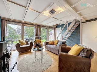 <p>We Invest Malmedy presenteert u met veel plezier dit charmante chalet met terras, ideaal voor vakantieverhuur of als tweede verblijf.</p>
<p>Het ligt in het vakantiedomein “Les Terrasses de Malmedy” en biedt een adembenemend uitzicht over de vallei, terwijl het toch vlakbij de lokale voorzieningen ligt. Het domein beschikt ook over een speeltuin, petanquebanen, een beachvolleybalveld... en ligt op slechts enkele minuten van wandelpaden.</p>
<p>De begane grond bestaat uit een inkomhal, een ingerichte keuken (kookplaat, afzuigkap, koelkast, gootsteen, vaatwasser, huishoudelijke apparaten en meubilair) die uitkomt op een lichte woonkamer, een doucheruimte met toilet, een eerste slaapkamer en een terras van 27 m² op het zuiden. Op de verdieping vindt u een overloop en twee grote extra slaapkamers. Buiten beschikt de woning over een terras, een gemeenschappelijke tuin en twee privé parkeerplaatsen (nr. 91-92).</p>
<p>De prijs is inclusief het meubilair, waarvan de waarde wordt geschat op ongeveer € 5.000. De elektriciteit voldoet aan de normen, de kozijnen zijn van aluminium met dubbele beglazing en het huisje is uitgerust met een houtkachel + elektrische verwarming. Het beschikt ook over een elektrische boiler en riolering via een gemeenschappelijk microstation op het domein.</p>
<p>EPB = G (548 kWh/m²/jaar – totaal E 33.682 kWh/jaar – ref. 20240312015297).</p>
<p>De verkoop vindt plaats onder een erfpachtovereenkomst met een jaarlijkse canon die overeenkomt met 1,5% van de aankoopprijs.</p>