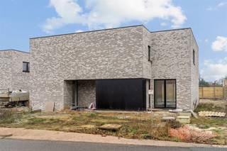 <p><span>Hoog kwalitatieve nieuwbouwwoning op centrale ligging in Koersel.</span></p><p><span> </span></p><p><span>Belangrijkste troeven:</span></p><p><span>- Centrale ligging</span></p><p><span>- Kwalitatief materialen en technieken</span></p><p><span>- E-peil 20</span></p><p><span>- Aangelegde tuin en oprit</span></p><p><span>- Ruime percelen</span></p><p><span>- Volledig afgewerkte woning</span></p><p><span> </span></p><p><span>Wenst u meer info of een vrijblijvende bezichtiging, contacteer dan ons kantoor op het nummer 011 85 15 15 en wij helpen u graag verder.</span></p>