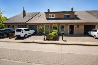 <p>Deze ruime en lichtrijke rijwoning met renovatiepotentieel is centraal gelegen in Oostduinkerke, tussen de watertoren en Nieuwpoort-Stad.<br />De woning omvat een inkomhal met afzonderlijk gastentoilet, een lichtrijke woonkamer met gezellige zithoek, eetplaats en open haard. Vanuit de leefruimte is er rechtstreeks toegang tot het terras en de afgesloten tuin met tuinhuis. Aansluitend bevindt zich de afzonderlijke, volledig ingerichte keuken met toegang tot de inpandige garage met extra bergruimte en parkeermogelijkheid.<br />Op de bovenverdieping bevinden zich drie ruime slaapkamers en een badkamer met ligbad, dubbele wastafel en toilet.<br />Een praktische gezinswoning met mooie ruimtes, een aangename tuin en tal van mogelijkheden Ook voor de woning is parkeergelegenheid voorzien.<br /><em>Enkele foto's in deze publicatie werden digitaal opgeruimd en kunnen afwijken van de werkelijkheid.</em></p>