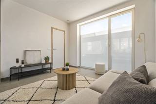 Prijs inclusief registratierechten en BTWWelkom in deze charmante woning in het hart van Bavikhove, een ideale plek voor gezinnen die op zoek zijn naar comfort en stijl. Deze woning biedt een brutowoonoppervlakte van 135m² en is gebouwd op een perceel van 170m². Binnen vindt u drie ruime slaapkamers, perfect voor een groeiend gezin. De moderne badkamer is elegant afgewerkt en heeft grote raampartijen die zorgen voor een overvloed aan natuurlijk licht.De open leefruimte ademt een uitnodigende sfeer met een naadloze verbinding tussen de woonkamer en de eetkamer, wat zorgt voor een ideale omgeving om te ontspannen of te entertainen. De keuken is strak en functioneel, voorzien van kwalitatieve toestellen en voldoende opbergruimte.De gezellige tuin is perfect om te genieten van zonnige dagen in alle privacy. Achteraan de verkaveling is een garagebox inbegrepen in deze aankoop!Dankzij de uitstekende locatie heeft u gemakkelijk toegang tot lokale voorzieningen, scholen en openbaar vervoer. Deze woning is een unieke kans voor iedereen die op zoek is naar een moderne en comfortabele thuis. Kom snel zelf een kijkje nemen en ontdek de mogelijkheden!