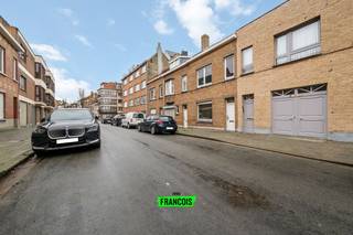 Charmante te renoveren woning met 3 slaapkamers en tal van mogelijkheden te Oostende <br /><br />Ontdek deze ruime te renoveren gezinswoning in de rustige en centraal gelegen Noord-Edestraat 38 in Oostende. Deze woning biedt een solide basis en is ideaal voor wie op zoek is naar een project met potentieel. Dankzij de drie volwaardige slaapkamers, de aangename indeling en de vele uitbreidingsmogelijkheden kan dit huis omgetoverd worden tot een moderne, comfortabele thuis.<br /><br />Binnenin geniet je van lichte leefruimtes en een structuur die uitnodigt tot creatief herinrichten. Denk aan een open leefruimte, extra badkamer, hobbyruimte of thuiskantoor – de mogelijkheden zijn eindeloos. De woning beschikt bovendien over een zonnige buitenruimte die perfect is voor een gezellig stadstuintje of een knusse patio.<br /><br />Gelegen op wandelafstand van winkels, scholen, openbaar vervoer en de kust, is dit de ideale uitvalsbasis voor wie houdt van het bruisende stadsleven maar toch graag rustig woont.<br /><br />Ben jij klaar om je eigen stempel te drukken op deze woning met karakter?<br /><br />Grijp deze unieke kans en laat je inspireren door de mogelijkheden die deze woningen te bieden heeft.
