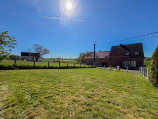 VEELZIJDIGE TWEEWOONST gelegen op een rustige locatie NABIJ HET CENTRUM van Brakel, ideaal voor wie op zoek is naar een EIGENDOM MET MOGELIJKHEDEN voor KANGOEROEWONEN, CO-HOUSING, etc. Dankzij de aanwezigheid van TWEE AFZONDERLIJKE WOONENTITEITEN geniet u hier van de perfecte combinatie tussen SAMENWONEN en PRIVACY. De eigendom bevindt zich op een RUIM PERCEEL van ca. 1.254 m² en beschikt over een TOTALE BEWOONBARE OPPERVLAKTE van ca. 411 m², wat zorgt voor een UITZONDERLIJK RUIM WOONVOLUME. Daarnaast biedt de woning tal van mogelijkheden voor GROTE GEZINNEN, ZELFSTANDIGEN of INVESTEERDERS. EXTRA TROEVEN zijn onder andere de aanwezigheid van ZONNEPANELEN, de PRAKTISCHE INDELING, de RUIME GARAGE met werkplaats en de GUNSTIGE LIGGING nabij winkels, scholen en openbaar vervoer.<br />Via de inkomhal met gastentoilet heeft u in de 1ste woning toegang tot de ruime en lichtrijke leefruimte met eetplaats en open keuken. Verder beschikt deze woonentiteit over een ingerichte badkamer, een praktische wasplaats en een uiterst ruime garage met aparte werkplaats, ideaal voor hobby of opslag. Op de verdieping bevinden zich 2 volwaardige slaapkamers.<br />De 2de woonentiteit omvat een gezellige leefruimte met eetplaats, een keuken, een badkamer met ligbad en een apart toilet. Op de verdieping bevinden zich 3 slaapkamers.<br />Buitenshuis geniet u van een ruime oprit met voldoende parkeermogelijkheden, een zuidgerichte tuin en verschillende buitenruimtes waar het heerlijk vertoeven is.<br /><br />Adres: Vijverdal 11 &amp; 11A te Brakel<br /><br />EPC: 624 kWh/m² , G-score en P-score A, Renovatieverplichting van toepassing, Bestuursmaatregelen in het maatregelenregister: Nee