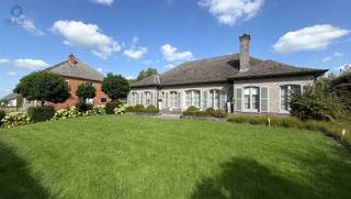 <h1><span>Exclusieve villa met overdekt zwembad, sauna en prachtige tuin in Zottegem</span></h1><p><span>Ruime en stijlvolle villa met 6 slaapkamers, overdekt zwembad, sauna, inpandige garage voor 2 wagens en prachtige tuin, gelegen nabij het centrum van Zottegem.</span></p><p><span>Bent u op zoek naar een ruime woning waar </span><span>comfort, ontspanning en levenskwaliteit</span><span> centraal staan? Dan is deze uitstekend onderhouden en verzorgd afgewerkte villa beslist het ontdekken waard.</span></p><p><span>De woning combineert royale leefruimtes met tal van extra troeven, waaronder een </span><span>overdekt zwembad, sauna, meerdere slaapkamers, dressing, twee houtkachels en een ruime inpandige garage</span><span>.</span></p><h3><span>Gelijkvloers</span></h3><p><span>Via de ruime inkomhal komt u in de woning. Op deze verdieping bevinden zich een praktische bureauruimte en een gastentoilet met lavabomeubel en inloopdouche.</span></p><p><span>De ruime en lichtrijke leefruimte vormt het hart van de woning. De ingebouwde houtkachel zorgt voor een warme en gezellige sfeer. Aansluitend bevindt zich een aangename veranda met prachtig zicht op de tuin. Ook hier zorgt een houtkachel voor extra gezelligheid en comfort.</span></p><p><span>De afzonderlijke keuken is ruim ingericht en biedt voldoende plaats om uitgebreid te koken en gezellig te tafelen.</span></p><p><span>Verder beschikt het gelijkvloers over een grote wasruimte, </span><span>3 slaapkamers</span><span> en een comfortabele badkamer met dubbele lavabo, toilet, ligbad en inloopdouche.</span></p><h3><span>Tuinniveau wellness & ontspanning</span></h3><p><span>Een van de grootste troeven van deze villa is het uitgebreide wellnessgedeelte op tuinniveau.</span></p><p><span>Het </span><span>overdekte zwembad</span><span> beschikt over een warmtepomp en elektrisch rolluik. Aansluitend vindt u een aparte doucheruimte en een </span><span>sauna met gastentoilet</span><span>.</span></p><p><span>Een ideale plek om het hele jaar door te ontspannen en te genieten van uw eigen wellness, volledig in de privacy van uw eigen woning.</span></p><p><span>Daarnaast beschikt dit niveau over een </span><span>ruime inpandige garage voor 2 wagens</span><span>, met extra mogelijkheden voor bergruimte. De technische ruimte vervolledigt het geheel.</span></p><h3><span>Eerste verdieping</span></h3><p><span>De eerste verdieping omvat een nachthal, </span><span>3 slaapkamers en een dressing</span><span>.</span></p><p><span>Dankzij de royale indeling biedt de woning tal van mogelijkheden voor gezinnen, gasten, thuiswerk, hobby's of een extra dressingruimte.</span></p><h3><span>Buitenruimte</span></h3><p><span>De woning beschikt over een </span><span>prachtige tuin</span><span> die een aangename groene omgeving vormt rond de villa. Vanuit de veranda geniet u van een mooi zicht op deze buitenruimte.</span></p><h3><span>De troeven op een rij</span></h3><ul><li><span>Exclusieve en ruime villa nabij het centrum van Zottegem</span></li><li><span>6 slaapkamers</span></li><li><span>Ruime en lichtrijke leefruimtes</span></li><li><span>2 sfeervolle houtkachels</span></li><li><span>Aangename veranda met zicht op de tuin</span></li><li><span>Ruime afzonderlijke keuken</span></li><li><span>Overdekt zwembad met warmtepomp</span></li><li><span>Elektrisch rolluik aan het zwembad</span></li><li><span>Sauna</span></li><li><span>Aparte doucheruimte</span></li><li><span>2 badkamers / sanitaire voorzieningen</span></li><li><span>Dressing</span></li><li><span>Ruime wasruimte</span></li><li><span>Inpandige garage voor 2 wagens</span></li><li><span>Prachtige tuin</span></li><li><span>EPC-label D geen renovatieplicht</span></li></ul><h3><span>Een woning die u moet ervaren</span></h3><p><span>Deze villa biedt een bijzondere combinatie van </span><span>ruimte, comfort en ontspanning</span><span>. Vooral het overdekte zwembad en de sauna zorgen voor een uitzonderlijke meerwaarde en maken van deze woning een plek waar u het hele jaar door kunt genieten.</span></p><p><span>De ligging nabij het centrum van Zottegem zorgt bovendien voor een mooie combinatie van </span><span>rust, ruimte en bereikbaarheid</span><span>.</span></p><p><span>Interesse in deze bijzondere villa?</span></p><p><span>Reageer via Immoweb en wij nemen persoonlijk contact met u op om een bezoek in te plannen.</span></p><p><span>Ontdek zelf de ruimte, de sfeer en de unieke wellnessbeleving van deze eigendom.</span></p>