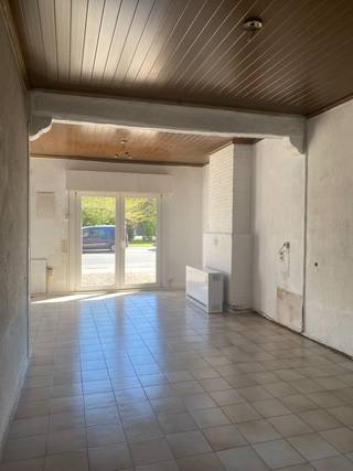 Deze woning is centraal gelegen in het <strong>dorp van Oosteeklo</strong>, op wandelafstand van het dorpsplein, scholen en diverse buurtwinkels zoals bakker, slager en apotheker.<br /><br />Op het gelijkvloers vindt u de leefruimte en keuken, evenals een badkamer uitgerust met bad, douche en toilet. Aansluitend bevindt zich een achterhuis met voorzieningen voor wasmachine, droogkast en diepvries.<br /><br />De eerste verdieping omvat <strong>drie volwaardige slaapkamers</strong> en biedt toegang tot een ruime zolder, die tal van mogelijkheden biedt.<br /><br />Een absolute troef van deze eigendom is de <strong>verrassend ruime tuin</strong> perfect voor wie graag buiten geniet. Bovendien beschikt de woning over een garage én een dubbele uitweg, wat zorgt voor extra toegankelijkheid en comfort. Langs de tuin is er een <strong>recht van uitweg over het naastgelegen perceel</strong> (Oosteeklo-dorp 72).<br /><br />Daarnaast werd recent geïnvesteerd in <strong>zonnepanelen met thuisbatterij</strong>.<br /><br />De woning is toe aan renovatie, maar biedt daardoor een uitstekende kans om ze volledig naar eigen smaak en wensen in te richten.<br />Kortom: een interessante opportuniteit voor wie op zoek is naar een woning met veel potentieel, een centrale ligging, ruime tuin en vlotte bereikbaarheid.<br /><br />Interesse? Contacteer ons gerust voor een bezoek ter plaatse via 09/330.61.04 of via info@vastgoedminnaert.be.