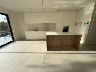 Nieuwbouw afgewerkte duplex (98m²) met aparte ingang, 2 slaapkamers, achterliggend terras (15m²) en bovengrondse parkeerplaats. <br />6% BTW mogelijk mits voldoen aan voorwaarden! <br />LAATSTE APPARTEMENT! <br /><br />Indeling GLV: aparte ingang. <br /><br />1V: inkomhal; apart toilet; berging met aansluiting voor WM/DK; geïnstalleerde keuken voorzien van de nodige toestellen; eetruimte met toegang tot het achterliggend terras (15m²); zitruimte met zicht op de straat. <br /><br />2V: nachthal; 2 slaapkamers; badkamer bevat inloopdouche, lavabo en toilet. <br /><br />Bovengrondse parkeerplaats + privatieve berging zijn verplicht aan te kopen voor 21.700 euro.<br /><br />Algemeen:<br />- Max te behalen e-peil: 30 (vloerverwarming + warmtepomp lucht/lucht) <br />- Mogelijke aankoop aan 6% BTW (mits voldoen aan voorwaarden) <br />- Gemeenschappelijke fietsenstalling<br /><br />Voor meer info of een afspraak op kantoor: 0472 22 22 44 of thanee@solittvastgoed.be.