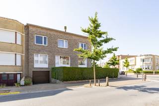 Blankenberge: Ruime woning met 6 slaapkamers, dubbele garage en zonnige tuin vlakbij zee te koop!Op de hoek van de Prinsenlaan en Koninginlaan,...