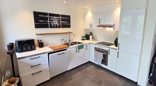 <strong>Fijn en licht appartement met tuin, garagebox en staanplaats op uitstekende ligging te Kapellen</strong><br /><br />Op een uitstekende en rustige ligging nabij kasteel Beukenhof alsook het centrum van Kapellen, vinden we op de eerste verdieping van een kleinschalig gebouw dit aangenaam en lichtrijk appartement.<br /><br />Het appartement geniet een aangename gevelbreedte en werd enkele jaren geleden gerenoveerd. Het geniet bovendien een perfecte indeling: via de ruime inkomhal betreden we de aangename leefruimte met parketvloer alsook volledig uitgeruste open keuken. Het keukengedeelte is voorzien van een tegelvloer en heeft toegang tot een aangenaam (en overdekt) sierterrasje aan de voorzijde. <br />Achteraan het appartement vinden we nog 2 ruime slaapkamers (elk +/- 12,5m²) alsook een derde tussenkamer. Deze ruimte meet 6,53m² en doet heden dienst als dressing. Verder is er nog een geïnstalleerde badkamer met ruime douche, dubbele lavabo met spiegel en sierradiator, alsook een apart toilet.<br />Op de gelijkvloerse verdieping treffen we nog een riante private bergruimte plus wasplaats (+/- 14,5m²) welke tevens voorzien werd van een aansluiting voor wasmachine en droogkast. <br /><br />Bij het appartement is tevens nog een inpandige garagebox van 20m². De garagebox beschikt over een automatische sectionale poort en geeft rechtstreeks toegang tot het gebouw. De breedte van de box bedraagt +/- 2,85m.<br /><br />De maandelijkse provisie bedraagt €50<br /><br />Het appartement is beschikbaar vanaf 01/07/2026.<br /><br />Zie je jezelf al wonen in dit fijne appartement?<br />Stel jezelf kandidaat via de groene knop "Ik ben kandidaat", dit kan via volgende link https://www.vbvastgoed.be/residentieel/te-huur