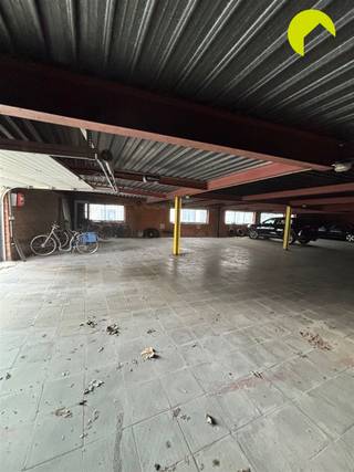 <p><span>In de "Groenenhoek" in de Lodewijk Van Berckenlaan (vlakbij het Boelaerpark) bieden we meerdere autostaanplaatsen aan in een bovengronds garagecomplex.</span></p><p><span>Enkele plaatsen zijn verhuurd, anderen niet (en dus onmiddellijk beschikbaar). Ze kunnen zowel apart als samen aangekocht worden.</span></p><p><span> </span></p><p><span>De inrit van het garagecomplex is via de Jacob Smitstraat.</span></p><p><span>Het complex is afgesloten met een sectionaalpoort met afstandsbediening.</span></p><p><span>De hoogte van de inrit is 1,85 meter.</span></p><p><span>De 9 plaatsen zijn allemaal circa 2,8 meter breed en 6 meter diep.</span></p><p><span> </span></p><p><span>De provisie voor de gemeenschappelijke kosten bedraagt 100 euro per plaats per jaar.</span></p><p><span> </span></p><p><span>Overstromingsgevoeligheid:</span></p><p><span>P-score (perceelscore): A</span></p><p><span>G-score (gebouwscore): A</span></p><p><span> </span></p><p><span>Voor meer info of een bezoek ter plaatse bel 03/449.42.41 of surf naar <span>www.habicom.be</span></span><span> </span></p><p><span>Benieuwd naar de waarde van jouw woning? Check het gratis op <span>www.watismijnhuiswaard.be</span></span></p><p><span> </span></p><p><span> </span></p><p><span> </span></p><p><span> </span></p>