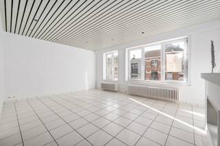 [[ DIT PAND NEEMT DEEL AAN DE ERA OPEN HUIZEN DAG OP 14/3 VAN 11:00 TOT 12:00 ]]
<p><strong>Blankenberge: Ruim, lichtrijk appartement met 2 slaapkamers te koop!</strong></p>

<p>In het centrum van Blankenberge vinden we dit ruim appartement met 2 slaapkamers te koop. Deze is centraal gelegen tussen de Grote Markt en het station, en op wandelafstand van zee en jachthaven.</p>

<p><strong>Indeling:</strong> Inkomhal, ruime woonkamer, keuken, badkamer, 2 slaapkamers</p>

<p><strong>Troeven:</strong></p>

<ul><li>Zeer lichtrijk.</li><li>Centraal gelegen.</li><li>Instapklaar</li></ul>

<p>Meer informatie? Contacteer Maarten op het nummer 050 42 58 98.</p>