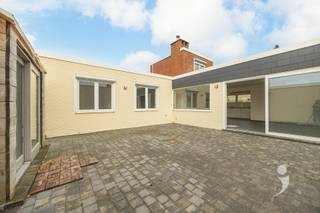 Completely renovated home in very quiet residential neighborhood.This house was completely renovated a few years ago.It consists of an entrance hall,...