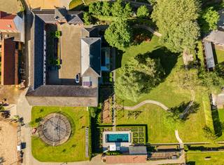Deze prachtige exclusieve vierkantshoeve op 2 hectare geniet van alle privacy en luxe. <br />Charmant volledig gerenoveerde herenwoning (met behoud van authenticiteit) en binnenkoer, vijver, prachtige tuin met oude bomen, gerenoveerde schuur, paardenstallen + weide & piste, zwembad met poolhouse (+ extra guesthouse) en extra overdekt terras genietend van een open zicht, oude serre, conciergerie (extra vakantiehuis). Mogelijkheid bijkopen extra weides en grond. <br /><br />De herenwoning werd smaakvol gerenoveerd met behoud van de authenticiteit: prachtige inkom, bureauruimte, eetplaats, 2 gezellige zithoeken, orangerie uitgevend op de prachtige tuin met oude bomen, mooie keuken (Aga) met extra ontbijthoek, geïnstalleerde bijkeuken, wasplaats, berging en stookruimte, wijnkelder. Op het verdiep bevinden zich de overloop, 4 grote slaapkamers, dressing, 2 badkamers, fitnessruimte, en grote zolder die nog extra potentieel biedt. Conciergerie: leefruimte, keuken, 2 slaapkamers en badkamer. Zwembad in natuursteen, gerenoveerde serre, pool- en guesthouse (extra douche, sauna) met aanpalend overdekt terras. Gerenoveerde schuur met prachtig gebinte (ideale feestzaal), paardenstallen, piste en weides, en een vijver. Zonnepanelen aanwezig. Bezoek na afspraak met Immo Beguin: sophie@immobeguin.be