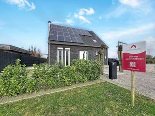 <p>Energiezuinige vrijstaande woning bestaande uit een inkomhal met afzonderlijk toilet, ruime leefruimte met eet-en zithoek + houthaard, bureel/slaapkamer, volledig uitgeruste open keuken met kookeiland en eetplaats, ruime en praktische was/bergplaats + douche en een onderhoudsvriendelijke tuin met aangelegd terras en tuinberging/overdekte lounge.</p>
<p>Op het verdiep zijn 4 slaapkamers, recent vernieuwde badkamer (inloopdouche, ligbad, dubbele lavabo en toilet) en een trapluik naar de geïsoleerde bergzolder.</p>
<p>Extra troeven:</p>
<ul>
<li>Energiezuinig (E-peil 10)</li>
<li>26 zonnepanelen</li>
<li>Vloerverwarming via warmtepomp</li>
<li>Airco’s (gelijkvloers en verdieping)</li>
<li>Laadpaal</li>
<li>Regenwaterput van 10.000L</li>
<li>Ventilatiesysteem D</li>
<li>Waterontharder</li>
<li>Rolluiken</li>
<li>Domotica</li>
<li>Videofoon</li>
<li>Voortuin met oprit voor meerdere wagens</li>
<li>Dicht bij invalswegen en fietssnelweg</li>
<li>Instapklaar</li>
</ul>
<p>Deze woning is te koop ZONDER makelaar via het concept van Smart Houses! Wenst u verdere inlichtingen of bezoek? Contacteer rechtstreeks de eigenaar via 0494/15.37.19.</p>