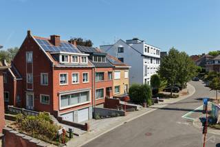 <p>Op een bijzonder gegeerde locatie in Heverlee, op <strong>fietsafstand van het centrum van Leuven</strong> en op wandelafstand van het <strong>station van Heverlee, het marktplein, winkels en andere dagelijkse voorzieningen</strong>, bevindt zich deze uitzonderlijk ruime woning op een royaal perceel van maar liefst <strong>14,5 are</strong>. Een dergelijke combinatie van ruimte, groen en bereikbaarheid is bijzonder zeldzaam zo dicht bij Leuven.<br /><br />De woning beschikt over een <strong>zeer solide structuur</strong> en een mooie <strong>bewoonbare oppervlakte van circa 315 m²</strong>. Met maar liefst <strong>acht slaapkamers en twee badkamers</strong> biedt ze bijzonder veel mogelijkheden voor grotere gezinnen, maar ook voor wie op zoek is naar ruimte voor <strong>zorgwonen, kangoeroewonen of een combinatie van wonen en werken</strong>.<br /><br />Ook praktisch heeft de woning heel wat te bieden. Ze is <strong>volledig onderkelderd</strong>, waardoor er uitzonderlijk veel bergruimte aanwezig is, en beschikt bovendien over <strong>twee inpandige garages</strong>.<br /><br />De absolute troef bevindt zich achteraan: een <strong>ruime, groene tuin</strong>, omgeven door volwassen groen. Dankzij het royale perceel zijn er tal van mogelijkheden om hier een prachtige buitenomgeving te creëren, terwijl het stadscentrum toch bijzonder dichtbij blijft.<br /><br />De ligging maakt het geheel extra aantrekkelijk. Heverlee combineert een rustige en groene woonomgeving met een uitstekende bereikbaarheid richting Leuven. Openbaar vervoer, winkels, scholen en recreatiemogelijkheden bevinden zich in de onmiddellijke omgeving, terwijl ook belangrijke tewerkstellingspolen en verbindingswegen vlot bereikbaar zijn.<br /><br />De woning dient <strong>gemoderniseerd te worden om volledig aan het hedendaagse wooncomfort te voldoen</strong>, maar vormt dankzij haar stevige basis, uitzonderlijke volumes en royale perceel een bijzonder interessante opportuniteit voor wie een ruime woning volledig naar eigen smaak wil afwerken.<br /><br />Interesse? Contacteer ons snel voor een afspraak!</p>