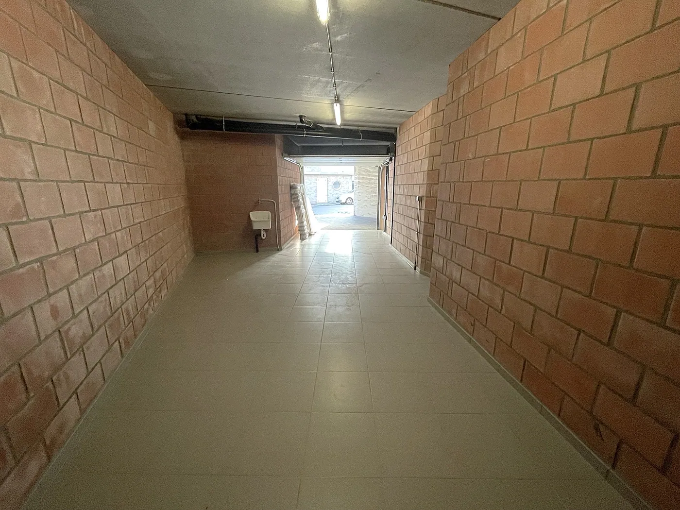 Uniek aanbod! Ruime garage in hartje Wenduine! - foto 5