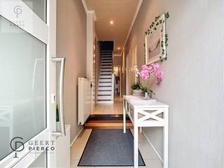 Te midden van het historisch stadscentrum van Zoutleeuw treffen we deze gezellige, instapklare rijwoning. Winkels, scholen maar ook het uitgestrekt natuurgebied Het Vinne ligt om de hoek...<br /><br />De inkomhal - die doorgang geeft tot de woonkamer - voorziet achteraan het gastentoilet en de berging.<br />De ruime woonkamer kan worden opgedeeld in een knusse zithoek, een centrale eetplaats en aan de achterzijde de geïnstalleerde keuken. Via de keuken is er toegang tot het stadskoertje met berging.<br /><br />De eerste verdieping vind je de nachthal, twee zeer ruime slaapkamers en de badkamer met douche en toilet.<br />Via het toegangsluik is de zolderruimte bereikbaar. Mits enkele aanpassingenwerken kan de zolder omgevormd worden tot bijkomende slaapkamers.<br /><br />Kortom kan deze starterswoning op termijn worden uitgebreid naar een volwaardige stadswoning met meerdere slaapkamers.<br /><br />Interesse? Mail gerust via info@pierco.be<br />