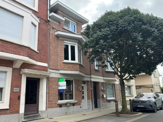Perfect onderhouden, rustig gelegen woning met 3 slaapkamers (4 mogelijk) en tuinterras op een steenworp van het albertpark en de Leieboorden. - foto 1
