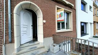 Ontdek deze prachtige woning gelegen in een rustig straatje in Tienen. Deze woning is ideaal voor wie op zoek is naar comfort en ruimte. Deze woning biedt een bewoonbare oppervlakte van maar liefst 188 m² en is gelegen op een perceel van 2are 95ca. Met drie ruime slaapkamers is er voldoende plek voor het hele gezin.<br /><br />De woning beschikt over een westelijk georiënteerde tuin, perfect om te genieten van de middag- en avondzon. Het terras nodigt uit tot gezellige barbecues en om heerlijk te ontspannen. De garage biedt niet alleen ruimte voor uw auto, maar ook voor extra opslag of als werkplaats. De woning is volledig onderkelderd. <br /><br />Binnen in de woning vindt u een goede indeling met een ruime woon-en eetkamer en een functionele open keuken voorzien van alle moderne toestellen en zicht op het groen. De badkamer is praktisch ingericht en biedt alles wat u nodig heeft. <br /><br />De EPC-waarde is energielabel D. Het pand is voorzien van 10 zonnepanelen en het dak is recent vernieuwd met nieuwe isolatie. <br /><br />Kortom, deze woning in Tienen is een uitstekende keuze voor wie op zoek is naar een ruime en praktische thuisbasis met een fijne buitenruimte. Graag een bezoek? Bel Marie 0492 64 65 72 of mail naar info@ledonimmo.be. Tot gauw ;)