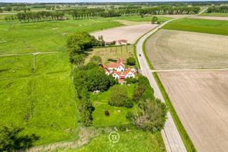 Op de Kookerkesteenweg ligt deze charmante woning op een ruim perceel van 2.746 m². De bestaande woning heeft een bewoonbare oppervlakte van 143 m² en omvat twee slaapkamers en een badkamer.<br /><br />De woning is vandaag perfect bruikbaar als woonhuis en kan mits kleine aanpassingen verder worden omgevormd naar de wensen van de nieuwe eigenaar. Daarnaast biedt het perceel ruimte voor uitbreiding of een volledig nieuw woonproject.<br /><br />Er is een vergunning voorhanden om de bestaande woning af te breken en te vervangen door een nieuwbouwwoning tot 1.000 m³ en een bijgebouw. Wie liever vertrekt van de bestaande woning, kan er ook voor kiezen om deze te behouden en verder uit te breiden.<br /><br />De combinatie van een ruim perceel, de bestaande woning en de vergunde mogelijkheden maakt dit een interessante plek voor wie op zoek is naar ruimte en flexibiliteit. Of het nu gaat om wonen in de huidige woning, verbouwen en uitbreiden, of volledig nieuw bouwen.<br /><br />Ook de ligging speelt een belangrijke rol. Vanuit de locatie van de woning zijn zowel Knokke, Brugge als het centrum van Damme vlot bereikbaar, terwijl de woning zelf in een groene en open omgeving ligt.