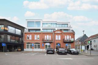 <span><span>In het hart van <strong>Handzame</strong>, op wandelafstand van winkels, school en openbaar vervoer, bevindt zich dit recent opgeleverde nieuwbouwappartement.<br /><br />De woning combineert comfort, licht en energiezuinigheid met een centrale ligging in een kleinschalige en rustige residentie.<br />Het appartement bestaat uit een ruime en lichtrijke <strong>leefruimte</strong> met open <strong>keuken</strong>, voorzien van alle toestellen. Grote ramen zorgen voor veel natuurlijk licht en een aangenaam ruimtelijk gevoel.<br />Er zijn <strong>twee volwaardige slaapkamers</strong>, een moderne <strong>badkamer </strong>met inloopdouche, een apart <strong>gastentoilet </strong>en een praktische <strong>berging </strong>met aansluitingen voor wasmachine en droogkast.<br /><br />Het gebouw is uitgerust met een lift en voldoet aan de huidige energienormen, wat zorgt voor een laag verbruik en extra wooncomfort.<br /><br />Mogelijkheid tot huren van een <strong>parkeerplaats</strong>.<br /><br /><u>Troeven:</u></span></span>
<ul>
<li><span><span>Nieuwbouw en instapklaar;</span></span></li>
<li><span><span>Energiezuinig;</span></span></li>
<li><span><span>Centrale ligging in Handzame;</span></span></li>
<li><span><span>Lift aanwezig;</span></span></li>
<li><span><span>Rustige en verzorgde residentie.</span></span></li>
</ul>
<span><span>Huurprijs exclusief gemeenschappelijke kosten (€50,00/maand) en parkeerplaats (€50,00/maand).<br /><br />EPB in aanvraag.<br /><br />Vrij vanaf 1 september.<br /><br />Interesse? Neem snel contact op voor een bezichtiging!</span></span>