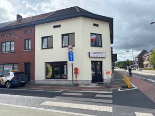 <p><strong>Appartement te huur – Heilig Hartlaan 1, Tessenderlo</strong></p>
<p>Ruim appartement van <strong>143 m²</strong> gelegen op de <strong>eerste verdieping</strong> in Tessenderlo. Het appartement beschikt over <strong>2 slaapkamers</strong>, een lichtrijke leefruimte en een <strong>inpandige garage</strong>.</p>
<p><strong>Troeven:</strong></p>
<ul>
<li>
<p>143 m² bewoonbare oppervlakte</p>
</li>
<li>
<p>2 slaapkamers</p>
</li>
<li>
<p>Inpandige garage</p>
</li>
<li>
<p>Gelegen op de eerste verdieping</p>
</li>
<li>
<p>Huurprijs: <strong>€ 925/maand</strong></p>
</li>
<li>
<p><strong>EPC-label D</strong></p>
</li>
</ul>
<p><em>Opgelet: het gebouw beschikt niet over een lift en het appartement heeft geen terras.</em></p>
<p>Interesse? Neem gerust contact op voor meer informatie of een bezichtiging.</p>