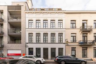 TE KOOP FERNAND COCQ – COMMERCIËLE BEGANE GROND <br />Deze commerciële begane grond is ideaal gelegen op een steenworp afstand van het Fernand Cocqplein en heeft een strategische ligging in een dynamische en drukbezochte wijk.<br />Adres: Souverainestraat 5, 1050 Brussel<br />PRIJS: € 235.000<br />Oppervlakte: 30 m² + 48 m² kelders <br />Het pand bestaat uit een commerciële ruimte van 30 m² met ingerichte keuken, 48 m² kelders verdeeld in 4 ruimtes die kunnen worden gebruikt voor commerciële doeleinden of opslag, en een toilet.<br />De etalage bestaat uit 3 grote ramen en een aparte deur, die momenteel zijn afgeschermd. <br />Bestemming: HANDEL - GEEN HORECA<br /><br />VISITES Louis MEERT - 0477 57 98 87 ou LMEERT@TREVI.BE