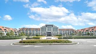 Uitzonderlijk hoekappartement in de befaamde residentie & hotel "La Réserve", met frontaal uitzicht op het Zegemeer en op 100meter van...