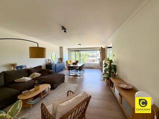 <p><span>Gerenoveerd en lichtrijk 2-slaapkamerappartement met zonnig terras!</span></p><p><span>Bent u op zoek naar een instapklaar appartement op een centrale, maar rustige locatie? Dan is dit volledig gerenoveerde en lichtrijke 2-slaapkamerappartement zeker een bezoek waard!<br />Het appartement is gelegen op de tweede verdieping van een kleinschalig gebouw zonder lift. Lokale winkels (Delhaize, bakkerij Smouts, traiteur Finebek...), openbaar vervoer, scholen en parken bevinden zich op wandelafstand. <br />Dankzij de vlotte verbinding met de autosnelweg bent u bovendien snel onderweg richting Antwerpen, Mechelen en Brussel.</span></p><p><span>Dit appartement heeft de volgende indeling:</span></p><p><span>Inkomhal:</span><span><br />Een verzorgde centrale inkomhal, afgewerkt met onderhoudsvriendelijke tegels met parketlook en voorzien van een videofoon. <br />De lichtkoepel zorgt voor een aangename natuurlijke lichtinval en creëert een ruimtelijk gevoel. <br />Vanuit de inkomhal heeft u tevens toegang tot het aparte gastentoilet.</span></p><p><span>Leefruimte & keuken:</span><span><br />De ruime leefruimte (37 m²) geniet van een overvloed aan natuurlijk licht dankzij het kamerbrede raam aan de voorzijde. <br />Er is voldoende plaats voor een gezellige zithoek en een volwaardige eetruimte.<br />De halfopen keuken is volledig uitgerust met een spoelbak, koelkast, diepvriezer, vaatwasser, keramische kookplaat en combi-oven. <br />Aansluitend bevindt zich een praktische berging met aansluitingen voor een wasmachine en droogkast.</span></p><p><span>Slaapkamers & badkamer:</span><span><br />Beide slaapkamers (10 m² en 17 m²) liggen aan de rustige achterzijde van het gebouw en zijn afgewerkt met dezelfde stijlvolle tegelvloer in parketlook. De kleinere slaapkamer dat momenteel als bureel is ingericht, biedt directe toegang tot het overdekte terras.</span></p><p><span>De moderne badkamer is uitgerust met een ruime inloopdouche, een dubbele lavabo met meubel en een handdoekradiator.</span></p><p><span>Terras:</span><span><br /></span><span>Het overdekte, westgerichte terras vormt de ideale plek om na een drukke dag in alle rust en privacy te genieten van de namiddag- en avondzon.</span></p><p><span> </span></p><p><span>Huurprijs, kosten & beschikbaarheid:</span></p><p><span>Huurprijs</span><span> €1.050,00/maand<br /></span><span>Provisiekosten</span><span>: €15,00/maand (provisie: elektriciteit gemene delen & poetsen gemene delen)</span></p><p><span>Beschikbaar:</span><span> 1/11/2026</span></p><p><span> </span></p><p><span>Extra Troeven:</span><span><br />- Rustige, centrale locatie</span></p><p><span>- Zonnig terras</span></p><p><span>- Volledig instapklaar</span></p><p><span>- Uitstekende ligging met mobiscore van 9,2/10</span></p>