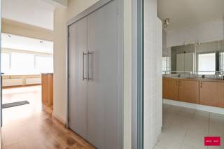 Op zoek naar comfortabel wonen op één niveau? Dit verzorgd en instapklaar gelijkvloers appartement biedt alles wat je nodig hebt: een inkomhal...