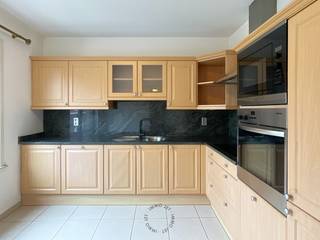 Op de eerste verdieping, vlakbij de dorpskern van Beveren, vindt u dit instapklare tweeslaapkamerappartement.<br />Dankzij de centrale ligging en de vlotte bereikbaarheid met zowel de wagen als het openbaar vervoer is dit een ideale keuze voor wie comfortabel en centraal wil wonen.<br /><br />Het appartement is ingedeeld is in een inkomhal met gastentoilet, een ruime en lichtrijke leefruimte van 44m² in parket, een uitgeruste keuken, twee volwaardige slaapkamers, handige berging en een badkamer voorzien van inloopdouche, dubbele lavabo en tweede toilet.<br />Een privatieve kelderberging is inbegrepen in de vraagprijs. De staanplaats dient verplicht mee aangekocht te worden aan €15.000.<br /><br />Met een gunstig EPC-label B biedt dit appartement energiezuinig wooncomfort.<br />Dankzij de ligging vlakbij winkels, scholen, horeca en recreatiemogelijkheden is dit appartement niet alleen perfect als eigen woonst, maar ook een interessante opportuniteit als investering.<br /><br />Benieuwd? Plan vandaag nog een bezoek, we geven u graag een rondleiding! 03/775.44.10 - info@immo-jet.be