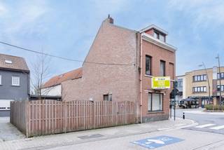 Immo Pické biedt U deze uiterst gunstig gelegen eigendom aan in Ruisbroek, bestaande uit een woning, een studio en een appartement. Deze eigendom geniet van een gunstige ligging in de onmiddellijke omgeving van winkels, scholen, openbaar vervoer en belangrijke verbindingswegen.<br />Deel I - Woning<br />Woning met inkomhal, een woonkamer, een eetkamer, een keuken, een hal, een bureau, een toilet, een badkamer, een nachthal, 4 slaapkamers en een kelder. Aanwezigheid van een tuin.<br />Deel II - Studio<br />Studio bestaande uit een inkomhal, een woonkamer en een badkamer<br />Deel III - Appartement<br />Appartement bestaande uit een inkomhal, een hal, een woonkamer, een keuken, een veranda, een badkamer en 2 slaapkamers en een kleine koer<br /><br />Wens je meer informatie over deze eigendom, aarzel dan niet om ons kantoor de contacteren.<br /><br />Appartement zal vrij zijn 1 maand na akte. Studio is vrij van gebruik. Woning is verhuurd (woninghuurdecreet).<br /><br />EPC woning: label E - 438 kwh/m²/j - code 3807802-RES-1<br />EPC studio: label D - 374 kwh/m²/j - code 3765435-RES-1<br />EPC appartement: E - 479 kwh/m²/j - code 3765468-RES-1