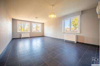 <strong>De ligging</strong><br />Dit appartement is gelegen op het gelijkvloers van '<strong>Residentie Bel Air</strong>', een nieuw opgericht gebouw uit 2008 gelegen aan het <strong>Eineplein </strong>en de '<strong>Sint-Eligiuskerk</strong>'. Allerhande winkels, horeca en overige faciliteiten (waaronder het openbaar vervoer) zijn op <strong>wandelafstand </strong>bereikbaar. De markt van Oudenaarde bevindt zich op ca 3 km. alsook centrumstad Gent is dankzij de <strong>vlotte verbinding met de N60</strong> op nog geen 30 min. rijden te bereiken. Het station van Oudenaarde bereikt u op fietsafstand (8 min. fietsen). Kortom,<strong> rustig doch centraal gelegen</strong>, een ware topligging!<br /><br /><strong>Het appartement</strong><br />Het appartement zelf is een <strong>zeer lichtrijk appartement </strong>met een aangename leef oppervlakte van ca 83 m². Er zijn ondermeer 2 slaapkamers, een badkamer met douche, lavabomeubel en aansluiting voor wasmachine alsook ruime leefruimte met aparte kookhoek aanwezig. Bijkomend beschikt u over een <strong>parkeerplaats </strong>én een <strong>privatieve kelderberging</strong>, beiden gelegen in het ondergrondse verdiep van het gebouw. Een lift is aanwezig in de residentie.<br /><br /><strong>De indeling</strong><br />Inkomhal voorzien van afzonderlijk toilet - ruime en lichtrijke woonkamer met aparte kookhoek  - hall - twee slaapkamers - berging en badkamer;<br />Kelderberging en parkeerplaats in het ondergrondse verdiep van het gebouw.<br /><br /><strong>Kenmerken</strong><br />- bouwjaar 2008<br />- bruikbare vloeroppervlakte: 83 m²<br />- HR-glas en houten raamprofielen<br /><span>- EPC: 371 kWh/m² jaar - D-label</span><br /><br /><strong>Troeven</strong><br />- mooie ligging!!<br />- lichtrijk appartement!!<br />- instapklaar!! (volledig voorzien van lichtarmaturen!!)<br />- parkeerplaats + kelderberging inbegrepen in de huurprijs!!<br /><br />Gemeen. kosten: € 60,00 / maand<br /><br />Beschikbaarheid: onmiddellijk / overeen te komen<br /><br />Voor meer informatie of een bezoek ter plaatse reageer via het contactformulier of stuur naar info@hckinvest.be