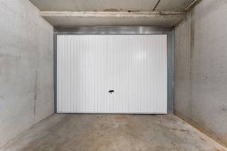 Volledig afgesloten garagebox, gelegen in een recente residentie.<br /><br /> De garagebox bevindt zich op verdieping -1 en is bereikbaar via een autolift. De box is volledig afgesloten en beschikt over een lichtschakelaar. De garagepoort is manueel te bedienen.<br /><br /> Afmetingen:<br /><br /> - Diepte: 5,20 m<br /><br />- Breedte: 3,20 m<br /><br />- Hoogte: 2,00 m op het laagste punt<br /><br /> Ideaal voor het veilig parkeren van een wagen of als extra opbergruimte.<br /><br /> Interesse? Neem gerust contact op voor meer informatie of een bezichtiging.