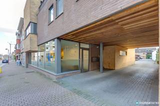 <span>2 PRAKTIJKRUIMTES MET 10 PARKEERPLAATSEN TE HUUR IN HET CENTRUM VAN HOESELT</span><br /><br /><span>Deze twee praktijkruimtes vinden we terug in het centrum van Hoeselt, een goede locatie met veel doorgaand verkeer waardoor u opgemerkt kan worden door het publiek. Dankzij de centrale ligging is het pand zeer goed bereikbaar, ook het op- en afrittencomplex van de autostrade E313 in Bilzen is op minder dan 5 autominuten gelegen.</span><br /><br /><span>De praktijkruimtes zijn gelegen binnen de </span>bestaande <span>kinesistenpraktijk KineCare Plus, hierdoor geniet u ook van de ingerichte gemeenschappelijke ruimtes zoals de wachtzaal, receptie, toiletten en de keuken.</span><br /><br /><span>De twee praktijkruimtes kunnen samen of apart gehuurd worden. </span><br /><span>Tot deze praktijkruimtes horen in totaal 10 parkeerplaatsen aan de achterzijde van het gebouw, ook in de nabije omgeving van het pand zijn er gratis parkeergelegenheden voorzien.</span><br /><br /><span>De praktijkruimtes zijn meteen beschikbaar.</span><br /><br /><span>Wilt u graag een bezoek inplannen voor deze instapklare praktijkruimtes met tal van mogelijkheden? Contacteer ons dan vrijblijvend via info@matisimmo.be.</span>