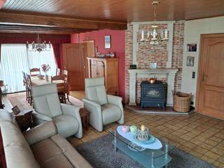 Welgelegen, instapklare woning in open bebouwing op ruim perceel te Buggenhout.<br /><br />Bent u op zoek naar ruimte, rust en comfort voor uw gezin? Deze solide, perfect onderhouden woning in open bebouwing op een mooi perceel van 7,6 are biedt het allemaal. Gelegen op een boogscheut van het centrum van Buggenhout, geniet u hier van een goede levenskwaliteit. Met een idyllisch uitzicht op achterliggend agrarisch gebied en een zonovergoten tuin, is dit de ultieme plek om thuis te komen. Deze woning is volledig instapklaar en wacht op haar nieuwe eigenaars!<br /><br />Indeling en troeven van de woning:<br />• Licht &amp; Ruimte: Via de uitnodigende inkomhal met gastentoilet betreedt u de royale, lichtrijke woonkamer (34 m²). Aansluitend vindt u de volledig uitgeruste leefkeuken (14 m²) en een gezellige veranda (15 m²), die naadloos aansluit op het zuidwest gerichte terras (36 m²).<br />• Kamers voor het hele gezin: De centrale nachthal (11 m²) biedt toegang tot drie zéér ruime slaapkamers (25 m², 15 m² en 15m²), met de eenvoudige mogelijkheid om een vierde slaapkamer of bureau (9 m²) te creëren. De badkamer (12 m²) is voorzien van alle comfort: een ligbad, douche, wastafel en extra toilet.<br />• Opbergruimte in overvloed: De woning beschikt over een droge, geventileerde kelder (10 m²), een inpandige garage (21 m² met alle nutsvoorzieningen), een extra vrijstaande garage (18 m²) én een ruime zolder (100 m²) die over de gehele woning loopt.<br />• Buitenleven voor genieters: De tuin (ca. 200 m²) en grote moestuin (ca. 260 m²) met serre en tuinhuis zijn een droom voor wie houdt van groen en ontspanning. <br /><br />Essentiële informatie van de woning:<br />• Stedenbouw: Gelegen in woongebied met landelijk karakter (Vg Wg Gdv Gvkr Vv)<br />• Watertoets: De kaarten van de watertoets vermelden geen problemen op gebied van watergevoeligheid.<br />• EPC: 456 kWh/m²/jaar (label E), renovatieplicht om energetisch te verbeteren binnen 5 jaar. EPC verslag beschikbaar bij kijkdag.