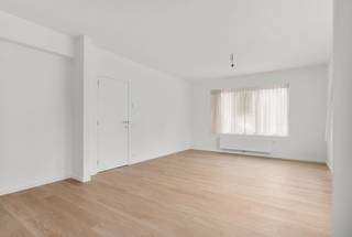 Pal in het hart van de residentiële Vuurtorenwijk, treffen we dit volledig gerenoveerd appartement in een kleinschalige residentie aan. Het pand werd recent volledig onder handen genomen. Dankzij de gelijkvloerse ligging is het pand daarenboven toegankelijk voor iedereen. <br /><br />Bij het betreden van het pand heeft u een grote leefruimte, dewelke naadloos overgaat in de open keuken. Hier is er moderne apparatuur beschikbaar. Tevens is er plek voor een eethoek. Dankzij de brede raampartijen en hoekligging is het heel de dag aangenaam lichtrijk. <br /><br />In de badkamer is er een douche, lavabo en handige handdoekradiator aanwezig, alsmede een grote inbouwkast. <br /><br />Achterin zijn er twee ruime slaapkamers alsook een ruime koer. <br /><br />Op de zolderverdieping is er een privatieve opbergruimte voorzien. <br /><br />Bent u op zoek naar een volledig instapklaar pand in een kleinschalige residentie? Dit op een residentiële locatie nabij alle nodige faciliteiten, op een steenworp van centrum Oostende? Aarzel dan niet en neem contact op voor meer info of een afspraak! <br /><br />Via virtual staging werden enkele meubels in het goed geplaatst om een idee te geven van de mogelijkheden qua inrichting in het pand. <br /><br />