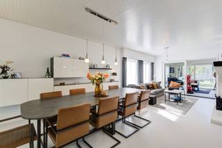 <p>Deze woning is gelegen in een rustige straat en groene omgeving, doch op minder dan 5 minuten van de oprit E313. Het hoofdgebouw werd reeds gerenoveerd en beschikt over een inkomhal met apart toilet, een leefruimte, een keuken en een ruimte die op dit moment dienst doet als speelruimte. Verder is er een berging, een garage, drie slaapkamers, een badkamer en een zeer ruime zolder aanwezig. Het bijgebouw is op dit moment ingericht als 'mancave', maar was oorspronkelijk een tweede woonst. Dit beschikt over een leefruimte, een keuken, een badkamer, een berging en 2 slaapkamers, ook hier is een garage, wasplaats en een zolder aanwezig. </p><p>Via een erfdienstbaarheid is het perceel ook langs de achterzijde te bereiken. <br />Deze eigendom biedt tal van mogelijkheden: zorgwonen, kangoeroewonen, vrij beroep, praktijkruimte,... <br />Maak snel uw afspraak! </p>