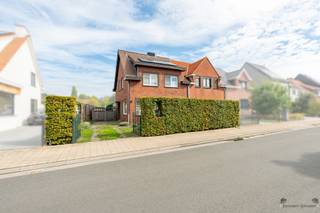 <h2><span>Move-in-ready semi-detached home with 3 to 4 bedrooms, a garden, and a storage shed in Kapellen</span></h2><p><span>Located on the quiet Akkerstraat in Kapellen, this semi-detached home offers a living area of approximately 138 m², excluding the attic. Shops, schools, public transportation, and the center of Kapellen are all easily accessible.</span></p><p><span>On the ground floor, you enter the living area, which opens onto the renovated, fully equipped kitchen. </span></p><p><span>The first floor features two bedrooms. The spacious master bedroom can be divided, allowing you to create a third bedroom here. This floor also includes a bathroom with a shower, sink, and toilet. The attic offers the possibility of converting it into a fourth bedroom.</span></p><p><span>Outside, you can enjoy a spacious, east-facing garden. At the back, there is a storage shed and an extra-tall carport suitable for a camper or trailer.</span></p><p><span>Thanks to the solar panels, home battery, and favorable EPC rating of C, you can enjoy comfortable living here with low energy consumption.</span></p><p><span>Highlights:</span></p><ul><li><span>Approx. 138 m² of living space, excluding the attic </span></li><li><span>Potential for 3 to 4 bedrooms </span></li><li><span>Renovated kitchen and shower room </span></li><li><span>Spacious yard and storage shed </span></li><li><span>High carport for a RV or trailer </span></li><li><span>Solar panels, home battery </span></li><li><span>EPC rating: C</span></li></ul><p><span> </span></p><p><span> </span></p><p><span>Discover the possibilities of this home for yourself! Contact us to schedule a visit!</span></p>