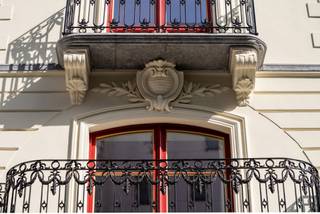 Ontdek dit project tijdens de Nieuwbouwtournée van Key Immo op zaterdag 18 oktober van 10u tot 11u. Contacteer ons voor een afspraak via 050 70 81 74 of hello@keyimmo.be.

Ontdek het unieke restauratieproject in hartje Oostende, gelegen in het voormalige restaurant Kombuis, een naam die bij Oostenaars nostalgische herinneringen oproept. Met behoud van de voorgevel, vitrage en karakteristieke uitstraling, kiest de architect voor een hoogstaande hedendaagse afwerking, met hoge plafonds en luxueuze details.

Dit project omvat zes karaktervolle doorzonappartementen, elk met twee slaapkamers en een zonovergoten terras met uitzicht op het Achturenplein. De duplex  heeft nog een uitzonderlijk ruim dakterras. Uniek is dat de lift rechtstreeks in je appartement toekomt. Op de begane grond zijn er twee units geschikt voor een dagzaak, kantoor of voor vrije beroepen. De appartementen werden afgewerkt volgens de nieuwste normen, met vloerverwarming, visgraatparket door het gehele appartement en stijlvol ingerichte ruimtes. De appartementen zijn volledig afgewerkt en enkele werden al geschilderd. 

Dit prachtige restauratieproject wordt verkocht onder registratie (geen BTW) en is ideaal voor iedereen die waarde hecht aan uniek karakter en een centrale ligging. Met het strand om de hoek en in de nabijheid van winkels, talloze eetgelegenheden, en openbaar vervoer, biedt Villa Rembrandt een uitzonderlijke woonervaring.

Contacteer ons voor meer informatie via 050 70 81 74 of hello@keyimmo.be.