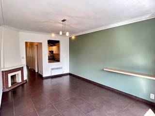 Voor een bezoek bel 054/69.39.36 - Dit instapklaar appartement bevindt zich nabij de zeedijk te Oostende.Winkels, scholen, restaurants en cafés...