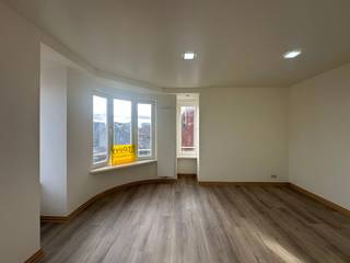 Dit volledig gerenoveerde appartement is gelegen aan de Opex, in een klein en rustig gebouw met lift. Het appartement bevindt zich op de...