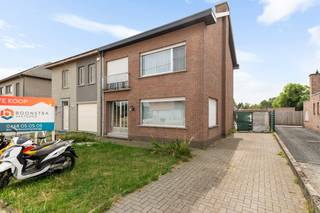 Op een goede locatie nabij het centrum van Berlaar bevindt zich deze halfopen woning met 3 slaapkamers, garage en tuin.<br /><br />We betreden de woning via de inkomhal. Via de gang bereiken we de ruime living, gevolgd door de eetkamer en de keuken, voorzien van de voornaamste toestellen. Aansluitend bevindt zich de badkamer, uitgerust met een bad, wc en lavabomeubel. Vanuit de keuken heeft u toegang tot het terras en de tuin. Via de nachthal op de eerste verdieping heeft u toegang tot drie slaapkamers. De garage biedt extra comfort en kan tevens gebruikt worden als bijkomende opslagruimte.<br /><br />Dit is een uitstekende opportuniteit als u op zoek bent naar een halfopen woning met 3 slaapkamers, garage en tuin op een goede locatie te Berlaar. Contacteer ons voor meer informatie op 0487 32 91 87 of neem een kijkje op www.boonstravastgoed.be.<br />U bent verplicht om deze woning binnen de 6 jaar na aankoop grondig energetisch te renoveren tot minimum EPC-label D.<br /><br />Bijzonderheden:<br />- Halfopen woning<br />- 3 slaapkamers<br />- Garage