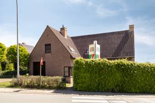 <p>Deze riante villa met 3 slaapkamers, mogelijk om een 4 slaapkamer  te maken, ligt in een rustige woonwijk in Halle, op aangename wandelafstand van het centrum, scholen, winkels en openbaar vervoer. Je geniet hier van een mooie combinatie van ruimte, comfort en een praktische ligging.</p><p>Via de inkomhal kom je in de lichtrijke leefruimte met zithoek en eetplaats. De grote raampartijen zorgen voor veel natuurlijk licht en bieden een mooi zicht op de tuin. Aansluitend vind je de keuken, die beschikt over voldoende werk- en opbergruimte.</p><p>De woning telt meerdere ruime slaapkamers en een badkamer. Werk je graag van thuis uit? Dan is er een afzonderlijk bureel voorzien met zicht op het groen van de tuin – een rustige en aangename plek om te werken.</p><p>Buiten geniet je van de tuin en het terras, waar het heerlijk vertoeven is in alle rust.</p><p>Daarnaast heeft de woning een<strong> gunstige energieprestatie met een EPC-label B</strong>, wat zorgt voor een energiezuinige en comfortabele woonomgeving.</p><p>Kortom, een ruime villa met veel potentieel en een uitstekende ligging in Halle, op wandelafstand van het centrum en tal van voorzieningen.</p><p><strong>Aanvullende informatie</strong><br />De stedenbouwkundige inlichtingen zijn beschikbaar op kantoor. Heb je bijkomende vragen of wens je een plaatsbezoek? Neem gerust contact op via het gsm-nummer: 0471/58 48 87.</p>