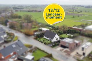 Deze villa is de ideale keuze voor wie op zoek is naar ruimte, prachtige vergezichten en een centrale ligging.<br /><br />In de Stationsbuurt, meer bepaald in de Klijtenstraat 45, treffen we deze karaktervolle seventiesvilla aan. Bij het binnenkomen valt meteen de zeer ruime inkomhal op, die toegang biedt tot de lichtrijke en royale leefruimte. Van hieruit geniet je al een eerste indruk van de adembenemende tuin met zicht op het groen en de Poelberg. Aansluitend aan de leefruimte bevindt zich de ruime keuken, met daarnaast een praktische berging en toegang tot de kelderverdieping. <br /><br />Deze kelder is ingedeeld in meerdere bergruimtes, een ruime garage en een kruipkelder, ideaal bij renovatiewerken of het voorzien van nieuwe technieken.<br />Daarnaast beschikt de woning ook over een aparte, externe garage.<br /><br />Op de eerste verdieping vinden we een grote nachthal, drie volwaardige slaapkamers en een ruime badkamer, waar je eveneens kan genieten van het prachtige uitzicht.<br /><br />Deze woning ademt de degelijkheid en royale volumes van de jaren ’70 en leent zich perfect tot een grondige renovatie om haar volledig naar vandaag te tillen.<br />Ben je op zoek naar ruimte, een unieke groene maar toch centrale ligging en een woning met bijzonder veel potentieel?<br />Schrijf je dan nu in voor ons lanceermoment op zaterdag 13 december. Je ontvangt een persoonlijk tijdslot én het volledige verkoopdossier, zodat je goed voorbereid op bezoek kan komen.<br /><br />(de geadverteerde prijs is een richtprijs)