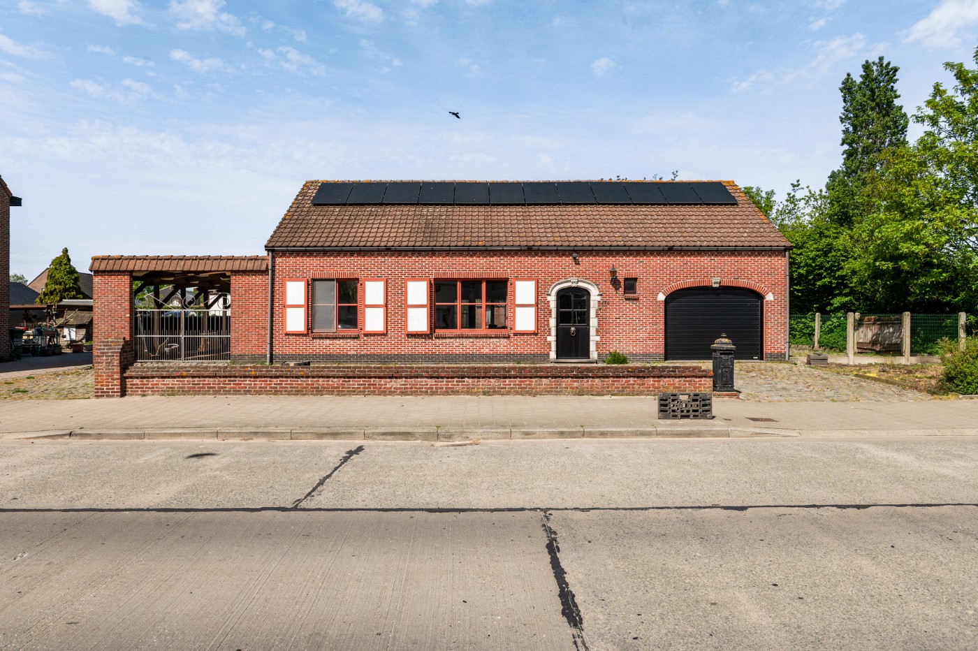Charmante, te renoveren woning met ruime groene tuin - foto 1