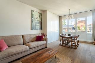 Dit prachtig en luxueus gerenoveerd appartement op toplocatie is de ideale uitvalsbasis voor elke stadsmus en levensgenieter. <br /><br />Locatie: <br />Topligging op het Zuid, aan de mooie Lambermontplaats. <br /><br />Indeling: <br />We bereiken de 3e verdieping met de trap. Inkomhal, ruime en lichtrijke leefruimte die voorzien is van een prachtige parketvloer en vele ingemaakte kasten, aparte en volledig ingerichte keuken, mooie badkamer voorzien van een inloopdouche, toilet en lavabomeubel. Achteraan het appartement vinden we twee volwaardige slaapkamers die beiden voorzien zijn van een dubbel bed en ingemaakte kasten. Eén van de slaapkamers geeft toegang tot een leuk en zonnig terrasje. <br /><br />Bijzonderheden:<br />- 100 % instapklaar<br />- Mooie eiken parketvloer over het hele appartement<br />- Vele ingemaakte kasten<br />- Alle verbruik met individuele meters<br />- Blanco elektrische keuring