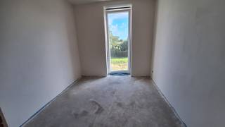 <strong>Appartement 1.02 – Ruim en comfortabel wonen op de eerste verdieping in Klaverstuk 24</strong><br /><br />Welkom in appartement 1.02, een prachtig en instapklaar appartement op de eerste verdieping van het exclusieve Klaverstuk 24 in Zedelgem.<br />Met zijn royale indeling, twee badkamers en een ruim terras biedt dit appartement alles wat u nodig heeft voor een comfortabele en moderne levensstijl.
<h4><strong>Kenmerken van appartement 1.02</strong></h4>

<ul>
	<li>* Bewoonbare oppervlakte: 103 m²</li>
	<li>* Inkomhal met praktische vestiaire en apart gastentoilet.</li>
	<li>* 3 ruime slaapkamers, ideaal voor gezinnen of extra werk-/logeerruimte.</li>
	<li>* 2 badkamers: één met meubel en inloopdouche, en één met meubel en ligbad.</li>
	<li>* Lichtrijke leefruimte dankzij grote raampartijen, met een moderne open keuken.</li>
	<li>* Handige wasplaats voor extra opbergruimte.</li>
	<li>* Ruim terras van 20 m², perfect om te genieten van de buitenlucht.</li>
	<li>* Inclusief ondergrondse parkeerplaats en fietsenberging.</li>
</ul>

<h4><strong>Hoogwaardige afwerking en energiezuinig</strong></h4>
Dit appartement biedt niet alleen stijl en comfort, maar is ook duurzaam en energiezuinig:

<ul>
	<li>* Vloerverwarming voor een aangename temperatuur in alle seizoenen.</li>
	<li>* Warmtepomp en zonnepanelen voor een milieuvriendelijke energievoorziening.</li>
	<li>* Een uitzonderlijk laag E-peil van 30, wat recht geeft op vrijstelling van de onroerende voorheffing.</li>
</ul>

<h4><strong>Perfect gelegen in Zedelgem</strong></h4>
Klaverstuk 24 ligt in een rustige, groene omgeving met alle voorzieningen binnen handbereik.<br />Het centrum van Zedelgem, openbaar vervoer en uitvalswegen naar Brugge en omliggende steden zijn vlot bereikbaar.<br />Met zijn royale ruimte en moderne afwerking is appartement 1.02 de ideale keuze voor wie stijlvol en comfortabel wil wonen.<br /><strong>Contacteer ons vandaag nog voor meer informatie of een bezoek.</strong><br /><br />Uw droomappartement wacht op u!<br /><br /><strong>051 21 11 11 of matias@imfiro.be</strong>