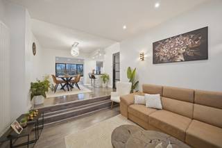 Deze verzorgde woning is gelegen te Oostende, langs de Zandvoordestraat op een perceel van 234 m². De woning werd gebouwd in 1958 en is energiezuinig met een EPC B-label (149 kWh/m²), zonnepanelen met thuisbatterij en een condenserende gasketel. Elektriciteit is conform.<br /><br />Binnen geniet u van een praktische indeling met inkomhal en gastentoilet, gezellige leefruimte met verlaagde zithoek, eetplaats, bureauhoek en uitgeruste keuken met eiland. Aansluitend vindt u een wasplaats en ruime kelder met technieken en opslag.<br /><br />Op de verdiepingen zijn er 4 volwaardige slaapkamers, een badkamer met ligbad en dubbele lavabo en een extra toilet.<br /><br />De diepe tuin vormt een mooie extra troef en biedt veel privacy en buitenruimte.<br /><br />Troeven: instapklaar – energiezuinig – 4 slaapkamers – zonnepanelen met batterij – conforme elektriciteit – diepe tuin – goede ligging.<br /><br />Benieuwd om deze topper te ontdekken? Bel ons op het nummer 059/250 590